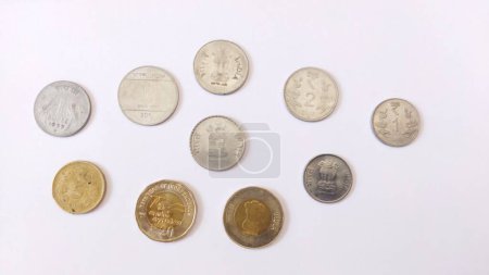 Foto de Todas las monedas indias en un solo marco. Ariel vista de monedas de la India sobre fondo blanco - Imagen libre de derechos