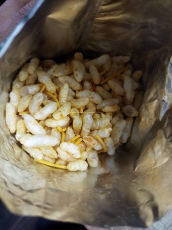 Téléchargez les photos : Emballage ouvert de murmure rôti et mélange namkeen. La célèbre et savoureuse nourriture de l'Inde se vend en paquet - en image libre de droit