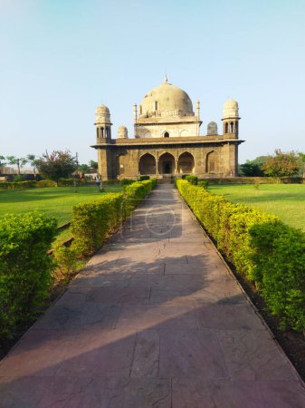 Foto de Una hermosa vista de la tumba y el jardín verde. Vista frontal de la tumba 'Tajmahal negro' que se encuentra en Burhanpur, Madhya Pradesh, India. También conocido como kala Tajmahal. - Imagen libre de derechos