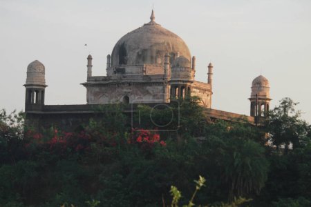 Foto de Back side view of Black Taj Mahal or Kala Tajmahal which located in Burhanpur, Madhya Pradesh, India. A historical oldest tomb. Best place for tourism of ancient architecture - Imagen libre de derechos