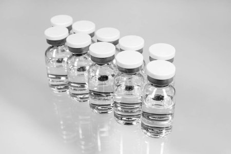 Téléchargez les photos : Flacons en verre médical avec médicament injectable. Médicaments et soins de santé - en image libre de droit
