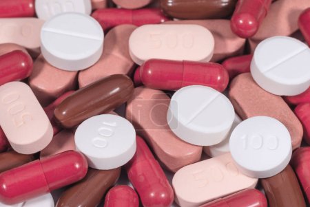 Téléchargez les photos : Tas de diverses pilules et capsules multicolores. Médicaments et soins de santé - en image libre de droit