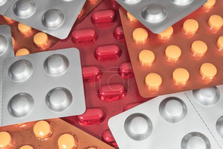 Téléchargez les photos : Plaquettes thermoformées multicolores contenant des pilules et des capsules médicales. Médicaments et santé. Concept pharmaceutique - en image libre de droit