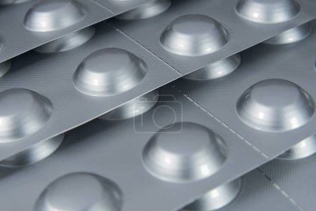 Téléchargez les photos : Pilules dans une plaquette thermoformée en aluminium. Médicaments et santé. Concepts pharmaceutiques - en image libre de droit