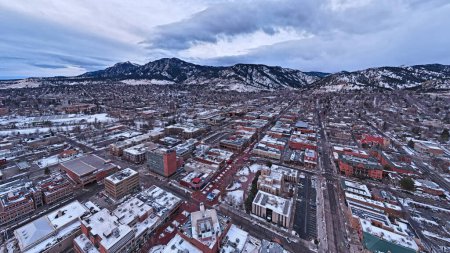 Téléchargez les photos : Pearl Street Mall en hiver, Boulder Colorado, avec CU Boulder iand les flatirons en arrière-plan - en image libre de droit