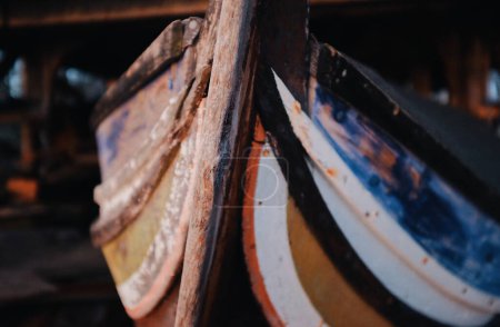 Foto de Detalles de un viejo bote de madera en una choza abandonada - Imagen libre de derechos
