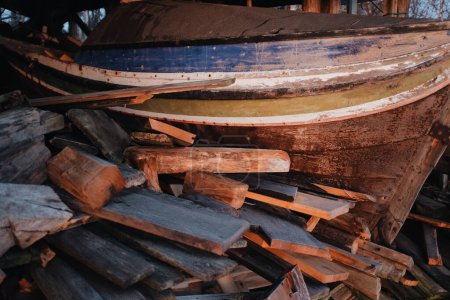 Foto de Detalles de un viejo bote de madera en una choza abandonada - Imagen libre de derechos