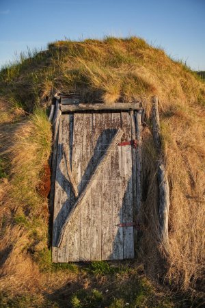 Téléchargez les photos : Kautokeino, nord norve- maisons et structures traditionnelles en bois utilisées par le peuple sâme dans le passé, petite cabane en gazon - en image libre de droit