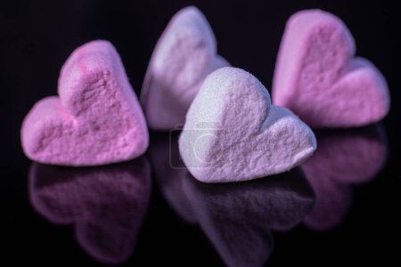 Foto de Malvavisco de caramelo forma de corazón de malvavisco, fondo negro. - Imagen libre de derechos