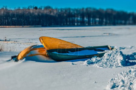 Foto de Barcos en la orilla de un lago congelado. Tiempo de invierno. - Imagen libre de derechos
