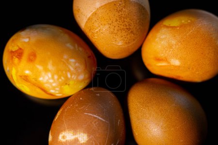 Foto de Huevos de Pascua sobre fondo negro. Fondo colorido huevos de Pascua - Imagen libre de derechos