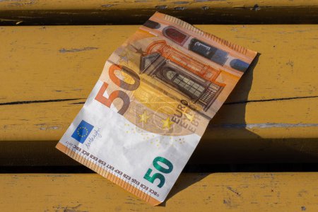 Téléchargez les photos : 50 euros d'argent perdu sur un banc à l'extérieur du parc. - en image libre de droit