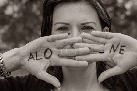 Foto de Solo la palabra está escrita en la mano de una mujer superpuesta en su rostro. Enfoque selectivo suave. - Imagen libre de derechos