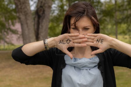 Foto de Solo la palabra está escrita en la mano de una mujer superpuesta en su rostro. Enfoque selectivo suave. - Imagen libre de derechos