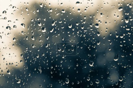 Foto de Gotas de lluvia en la ventana. Clima lluvioso. Enfoque selectivo suave. - Imagen libre de derechos