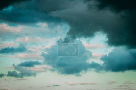Foto de Nubes de lluvia oscura, tormenta eléctrica. Enfoque selectivo suave. - Imagen libre de derechos