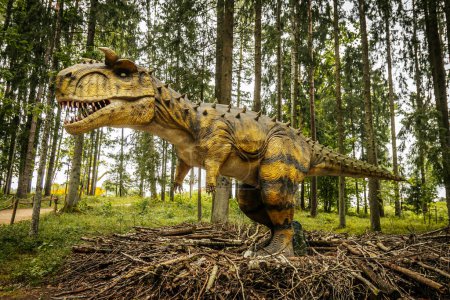 Foto de Animales, dinosaurios, parque natural de dinosaurios "Brigada de Emergencia". Parque para niños. Enfoque selectivo suave. Z - Imagen libre de derechos
