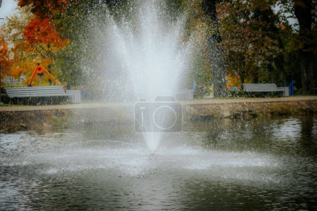 Téléchargez les photos : Cesis Culture House dans le centre-ville lors d'un bel automne avec une fontaine à eau. Concentration sélective douce. - en image libre de droit