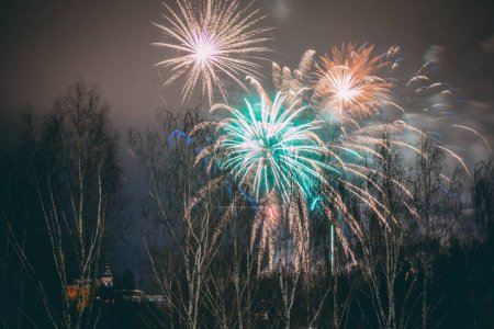 Téléchargez les photos : Feux d'artifice. Des lumières colorées volent dans la nouvelle année. Bonne année ! distorsion atmosphérique, distorsion de l'air chaud, distorsion de la chaleur, réfraction de l'air - en image libre de droit
