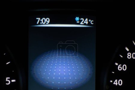 Téléchargez les photos : Feux de tableau de bord de voiture montrant la vitesse et la température. Tableau de bord de voiture avec compteur de vitesse et température numérique. - en image libre de droit