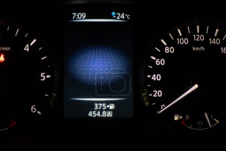 Téléchargez les photos : Feux de tableau de bord de voiture montrant la vitesse et la température. Tableau de bord de voiture avec compteur de vitesse et température numérique. - en image libre de droit
