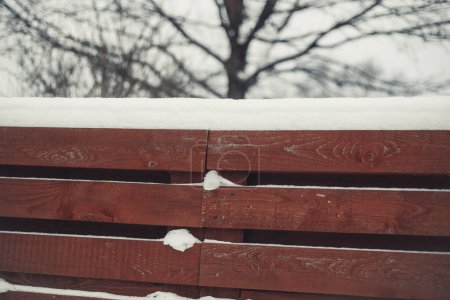Les clôtures des maisons de la ville sont couvertes de neige. Et les routes sont couvertes de neige. 