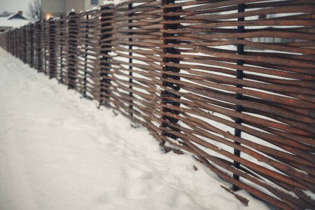 Die Zäune der Stadthäuser sind mit Schnee bedeckt. Und die Straßen sind mit Schnee bedeckt. 