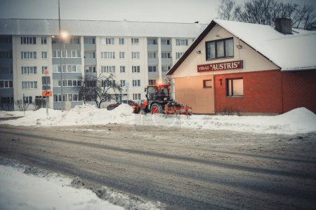 Foto de Casas de ciudad cubiertas de nieve. Y los caminos están cubiertos de nieve. - Imagen libre de derechos