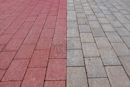 Pavimento rojo y gris, un camino en lugar de un paseo.