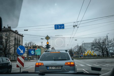 Téléchargez les photos : Riga route de la ville avec le trafic de tramway et les lignes de tramway dans la période du printemps. Bâtiments Riga dans les rues principales. - en image libre de droit