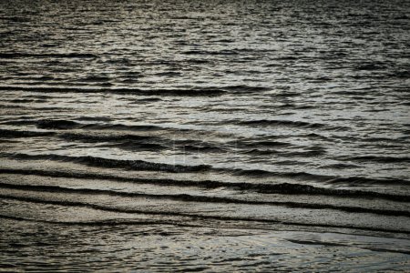 Eau de mer sombre et sinistre avec vagues. Concentration sélective douce. Grains créés artificiellement pour l'image