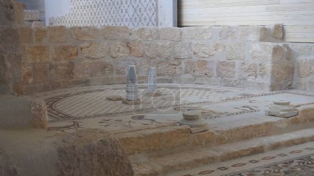 Téléchargez les photos : Mosaïque byzantine détails de la chapelle à Nebo Mountain, Jordanie. - en image libre de droit