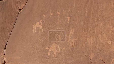 Pétroglyphes et inscriptions du désert de Wadi Rum en Jordanie.