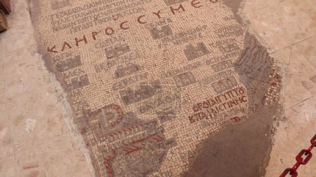 Foto de The Madaba Mosaic Map, un mosaico de suelo en la iglesia bizantina de San Jorge en Madaba, Jordania. - Imagen libre de derechos
