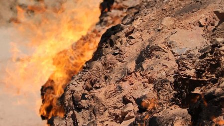 Téléchargez les photos : Yanar Dag, un incendie au gaz naturel près de Bakou en Azerbaïdjan. - en image libre de droit