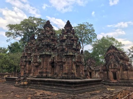 Téléchargez les photos : Sculpture élaborée en calcaire rose racontant l'ancienne épopée indienne, Banteay Srei, temple cambodgien, Cambodge. - en image libre de droit