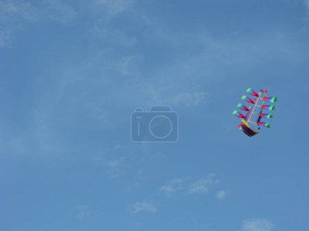 Téléchargez les photos : Un cerf-volant à Pura Tanah Lot Area. Bali. - en image libre de droit