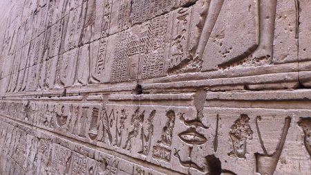 Relieves en las paredes del Templo de Edfu, Egipto.