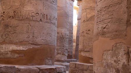 Téléchargez les photos : La Grande Salle Hypostyle du Temple Karnak en Egypte. - en image libre de droit