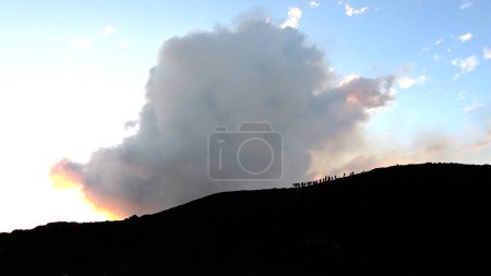 Téléchargez les photos : Le mont Yasur est un volcan de l'île de Tanna au Vanuatu. C'est le volcan en éruption continue le plus long du monde. - en image libre de droit