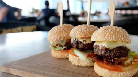Téléchargez les photos : Wagyu Mini Burger, Lanterne au Fullerton Bay Hotel Singapour. - en image libre de droit