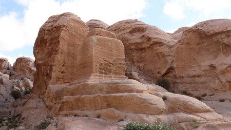 Foto de Casas cueva en la antigua ciudad de Petra, Jordania. - Imagen libre de derechos
