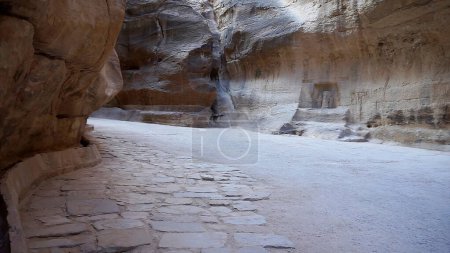 Foto de Cañón Al Siq en la Antigua Ciudad de Petra, Jordania. - Imagen libre de derechos