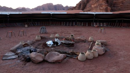 Foto de Campamento del desierto beduino para turistas en Wadi Rum Protected Área, Jordania. - Imagen libre de derechos