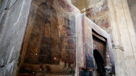 Téléchargez les photos : Une autoportante dans la cathédrale Svetitskhoveli où la robe de Jésus aurait été enterrée. - en image libre de droit