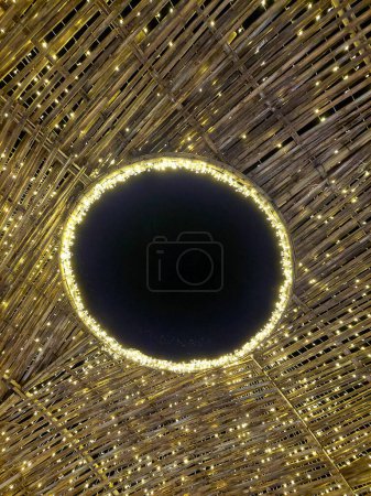 Téléchargez les photos : Impressionnante lumière et ombre du dôme de bambou à Khao Yai, Thaïlande. - en image libre de droit