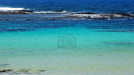 Téléchargez les photos : Beau paysage et eau cristalline sur la plage d'Eton à Vanuatu. - en image libre de droit