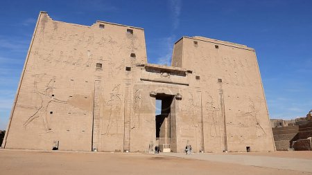 Téléchargez les photos : Le temple d'Edfou est l'un des sanctuaires les mieux conservés en Egypte. Le temple est dédié au culte du dieu égyptien Horus. - en image libre de droit