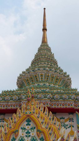 Le Temple du Bouddha Émeraude est construit à partir d'un cadre en bois orné de riches carreaux de céramique, peintures murales, ornementation de feuilles d'or et d'autres symboles mythologiques et religieux thaïlandais importants.