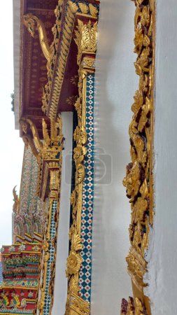 El Templo de Buda Esmeralda está construido a partir de un marco de madera que adornado con ricas baldosas cerámicas, pinturas murales, ornamentación de hojas de oro y otro importante simbolismo mitológico y religioso tailandés..
